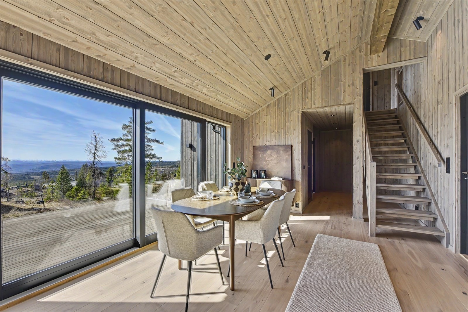 Her er det plass til et langbord for hyggelige måltider med familie og venner. Galleribilde