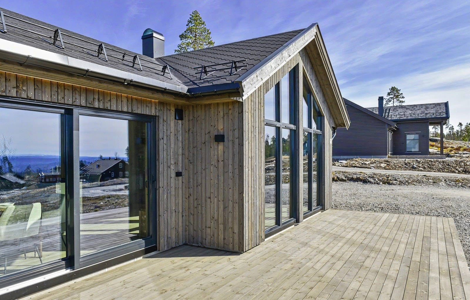 Terrassen strekker seg rundt store deler av hytta og gir gode solforhold. Galleribilde