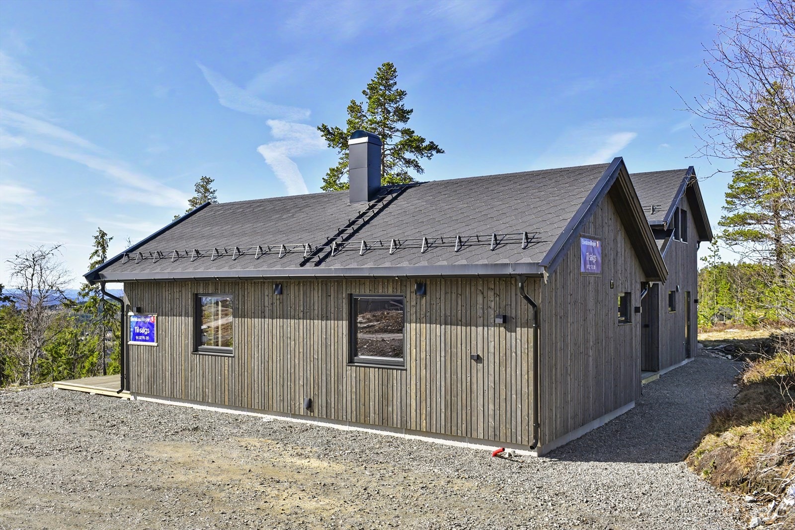 Hytta har en moderne arkitektur som glir godt inn i det omkringliggende terrenget. Galleribilde