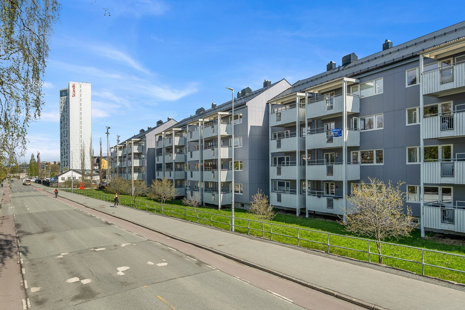 Leiligheten ligger fint til i bygget 3 etasje Galleribilde
