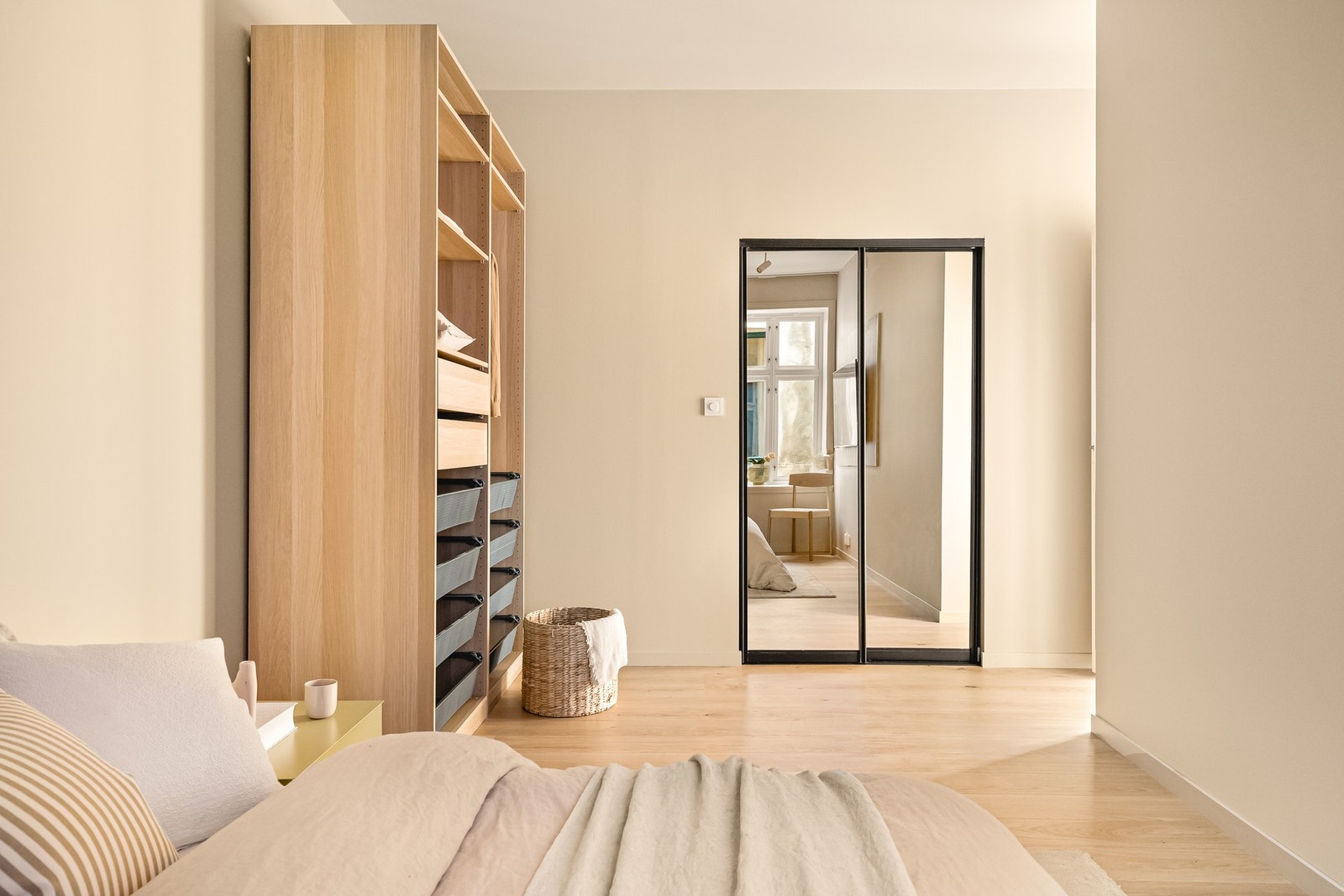 Det er i tillegg en egen walk-in garderobe bak skyvedøren på soverommet. Galleribilde