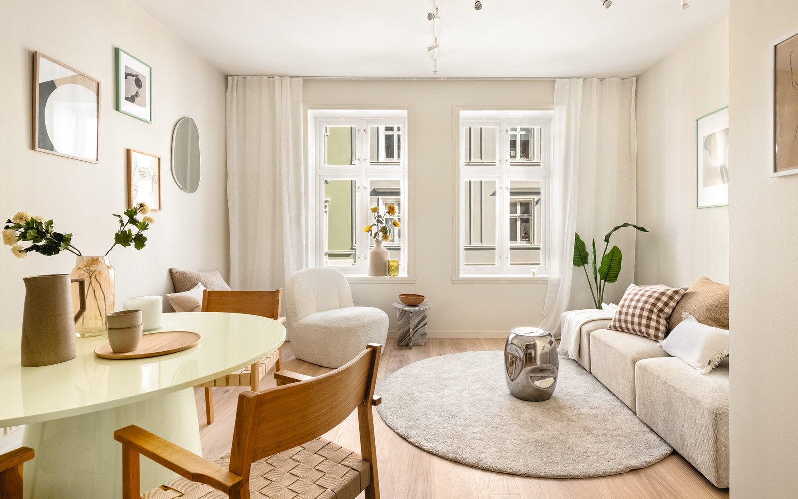 Oppholdsrommet har plass til en stor sofa, spisebord og tv-seksjon. Galleribilde