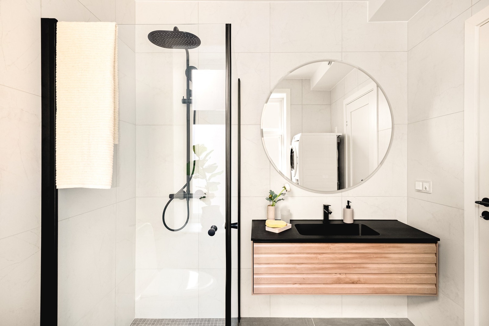 Badet er romslig og tidsriktig med nytt baderomsmøbel og speil med belysning. Galleribilde