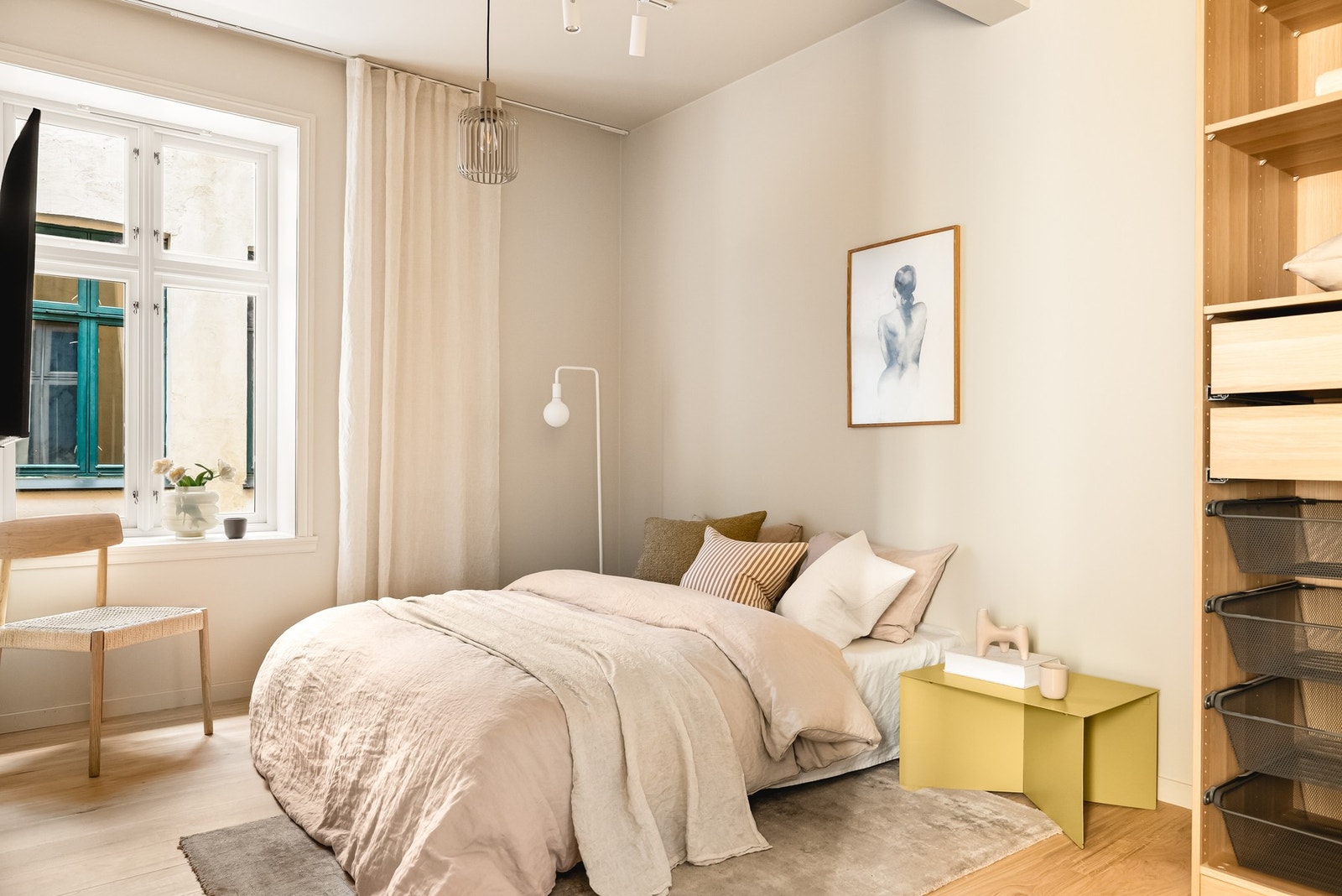 Rommet er innredet med en romslig garderobe. Galleribilde