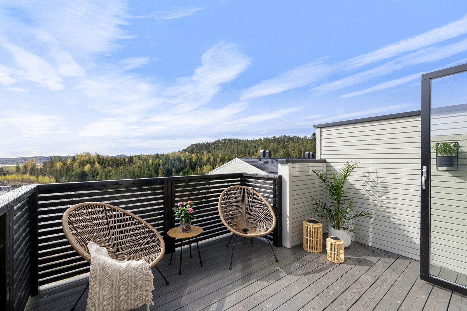 Balkong med utgang fra stue som byr på flotte solforhold og nydelig utsikt over nærområdet. Galleribilde