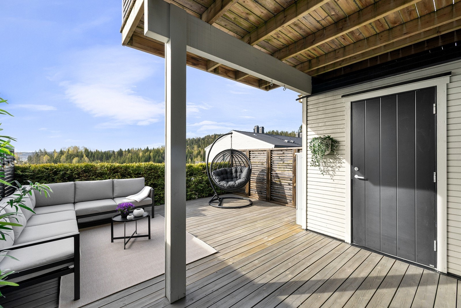 Boligen har god lagringsplass med innvendig bod og utvendig terrassebod. Galleribilde