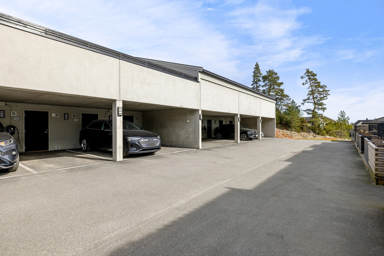 Det følger med fast parkeringsplass (carport) til seksjonen, med elbillader. Galleribilde