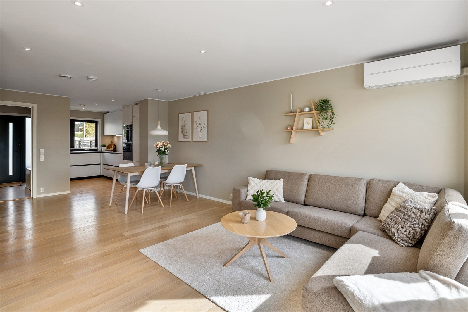 Stue/kjøkken har parkett på gulv og downlights i himling, som gir et moderne og stilrent uttrykk. Galleribilde