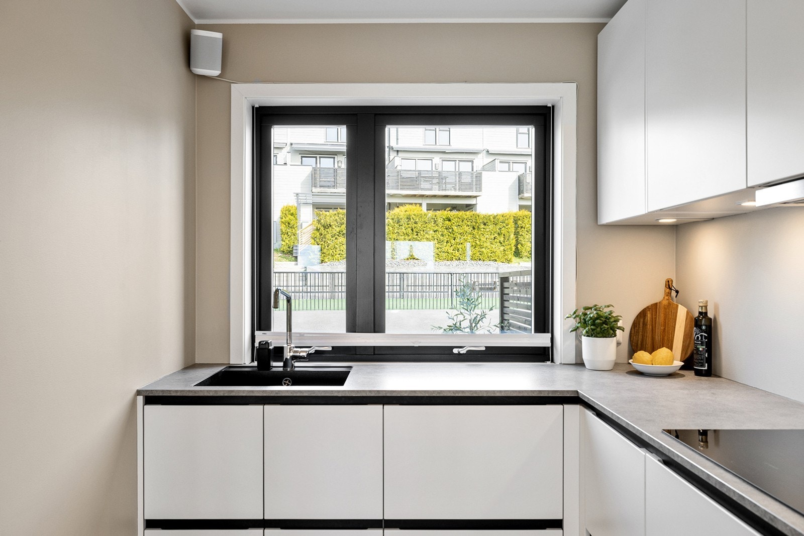 Det er montert integrert oppvaskmaskin, integrert komfyr og nedfelt platetopp med ventilator over kokeplass. Videre er det integrert kombiskap samt praktisk kombiovn. Galleribilde