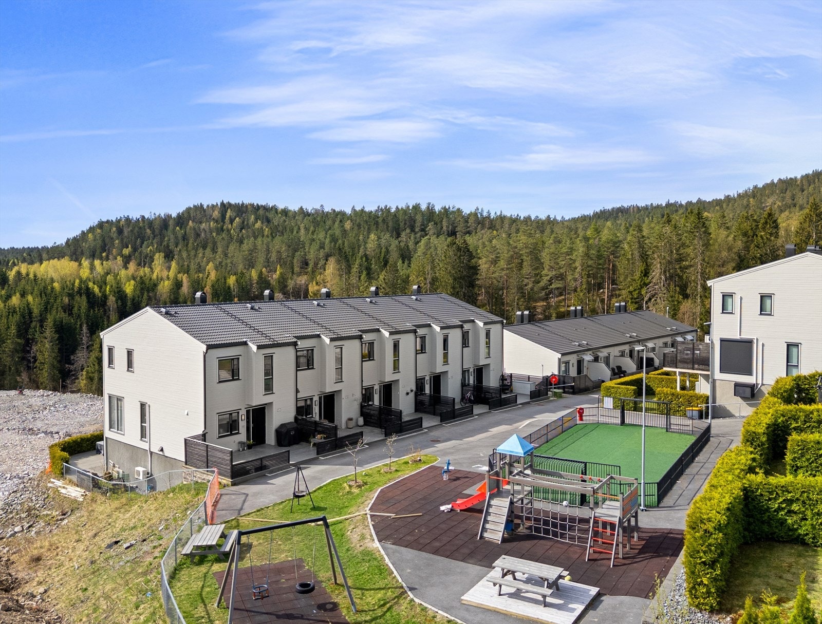 Boligen ligger i et barnevennlig og attraktivt boligområde på Hektneråsen i Rælingen kommune, kun 30-40 meter unna grensen til Østmarka. Galleribilde