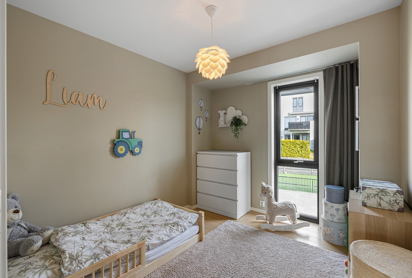 Soverom 2 - Lyst og innbydende soverom med gode bruks- og innredningsmuligheter. Passer godt som barnerom, gjesterom eller hjemmekontor etter behov. Galleribilde