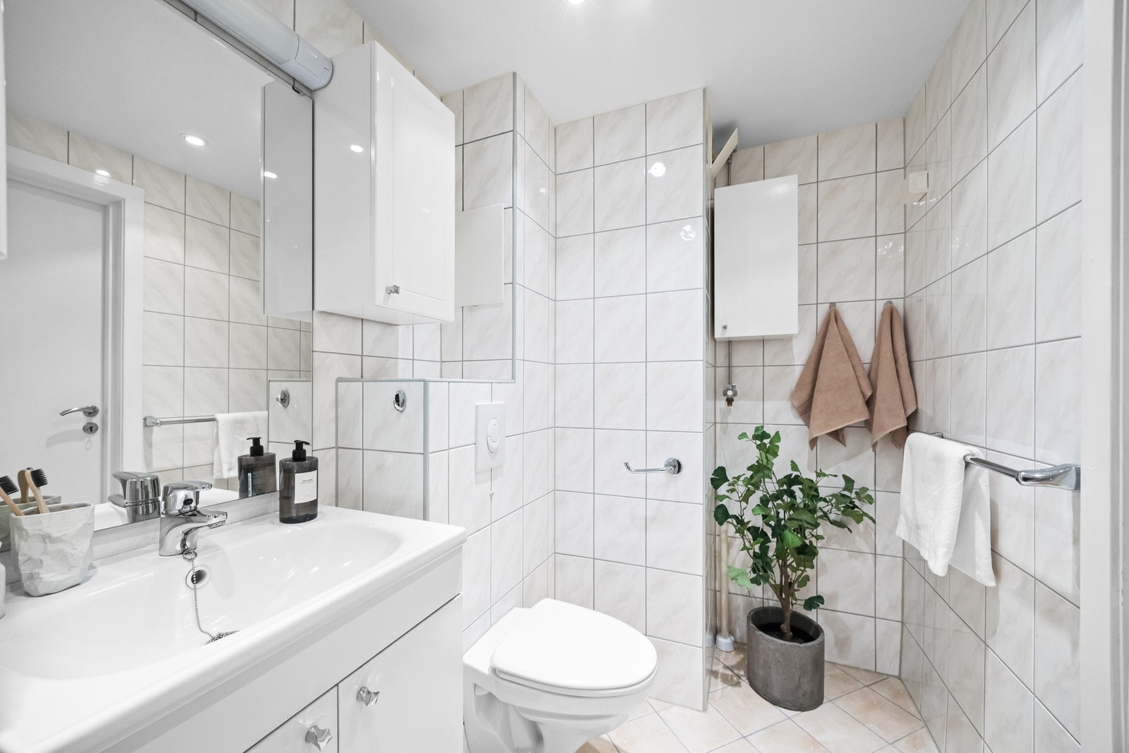 Det er opplegg for vaskemaskin. Badet ble tatt i regi av borettslaget i 2011/12. Galleribilde