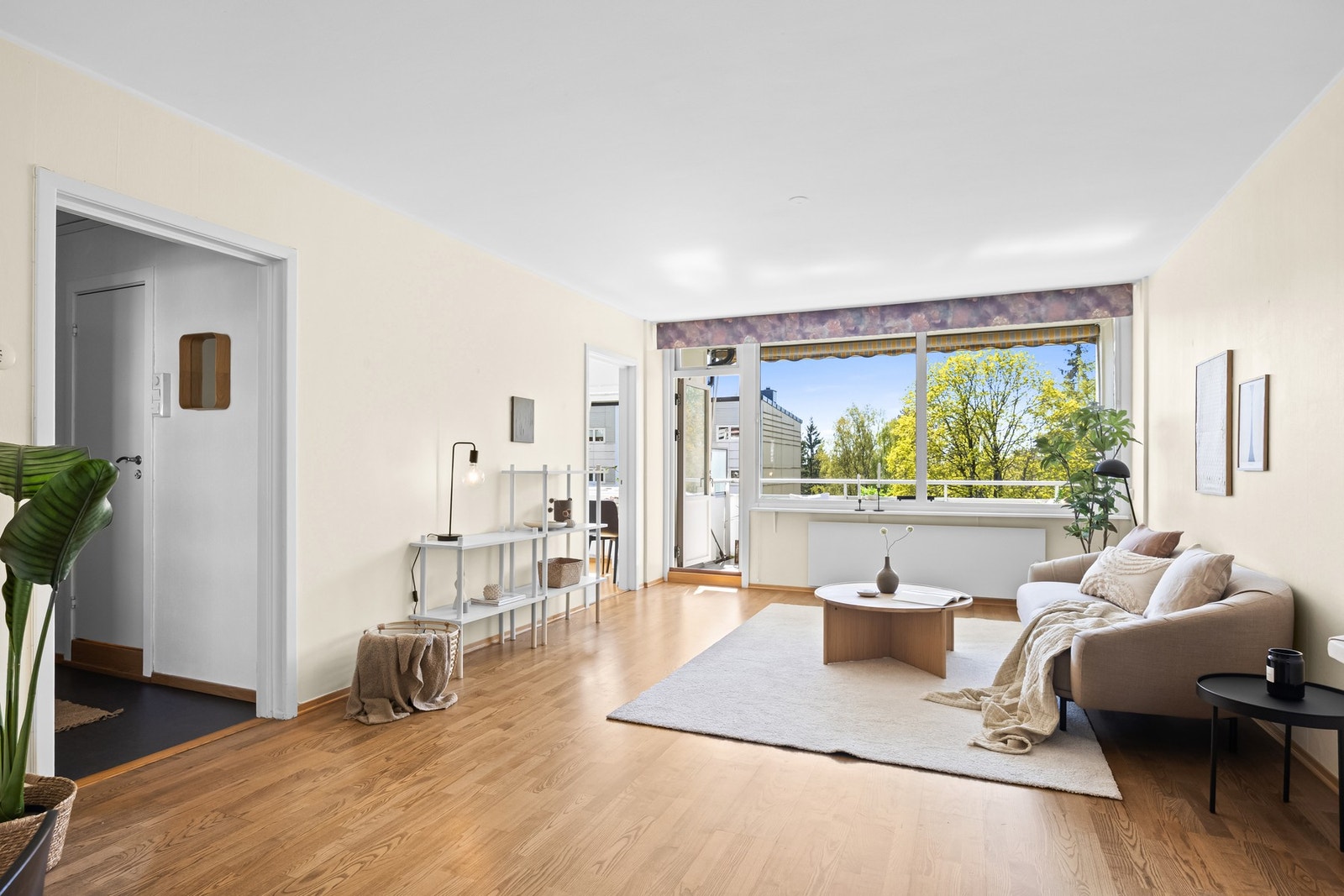 Store vindusflater som gir godt med naturlig lys inn til allrommet. Galleribilde