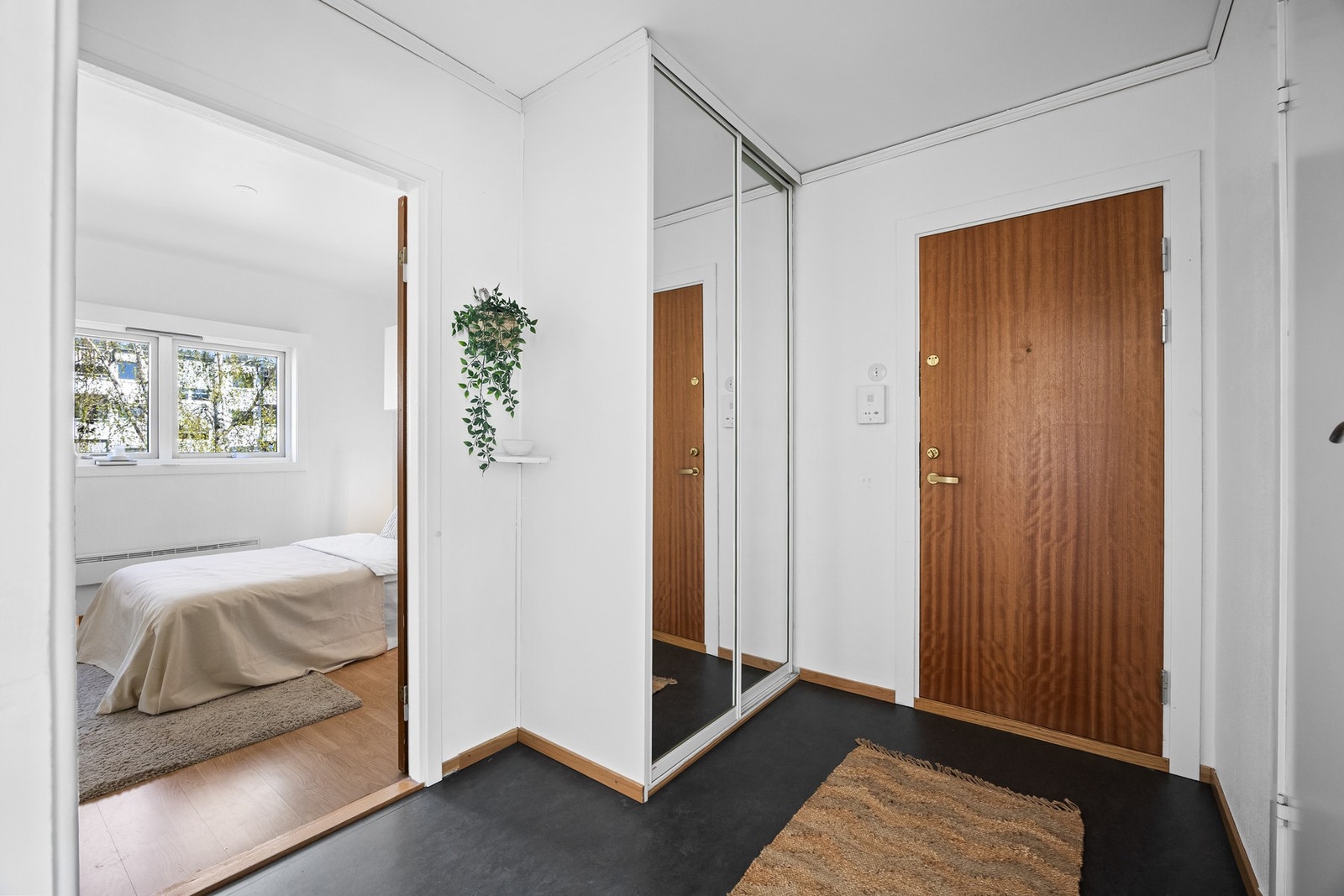 Leiligheten har en romslig entrè, som er innredet med en skyvedørsgarderobe med god plass til å henge fra seg yttertøy. Det er montert dørcalling. Galleribilde