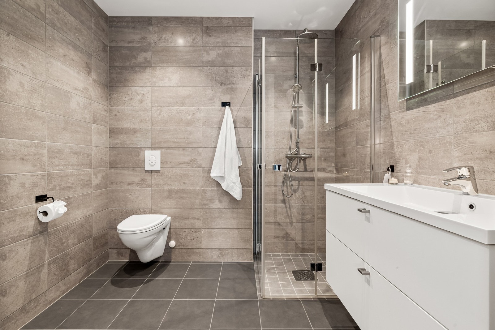 Badet er romslig og pent flislagt. Galleribilde