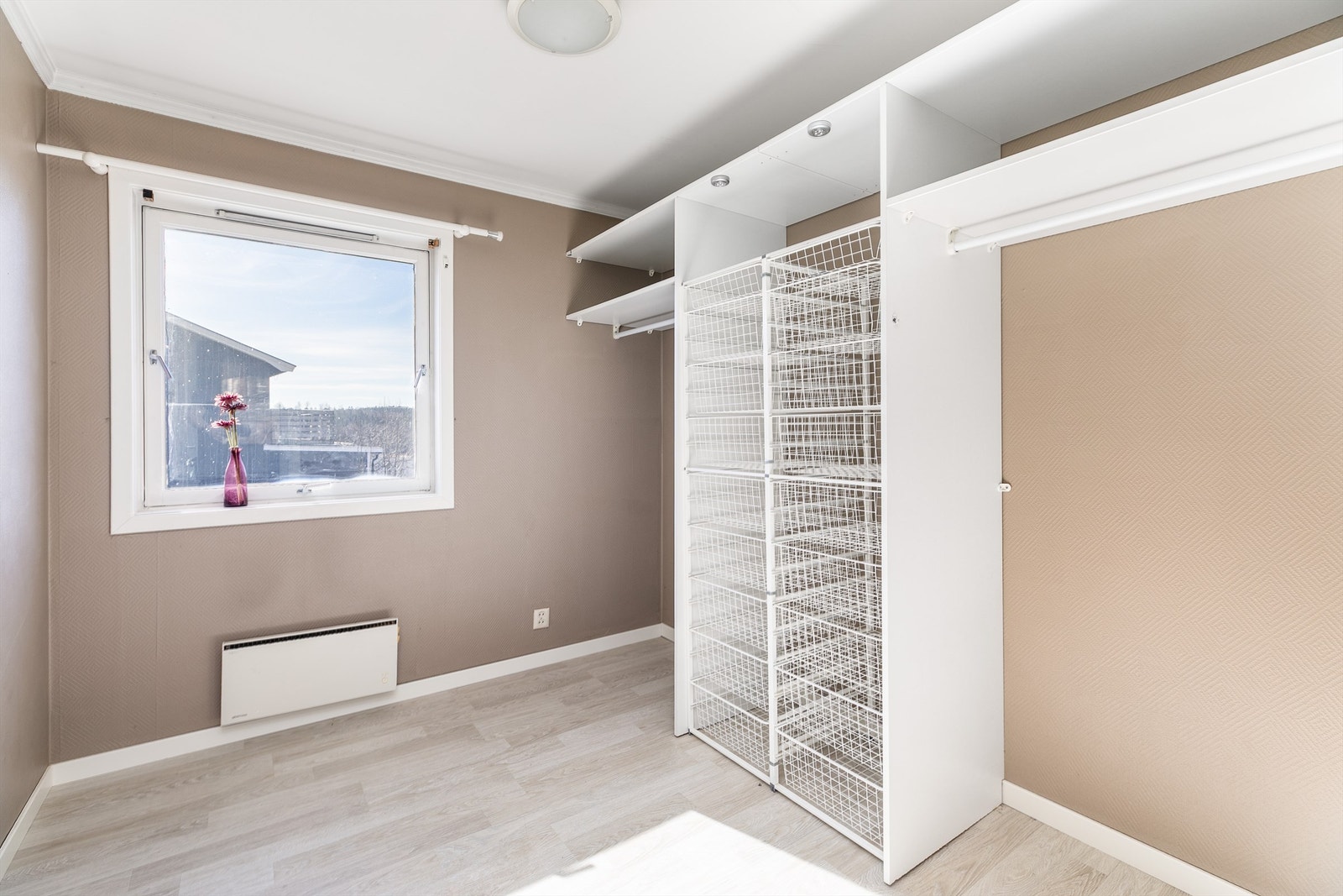 Tre av soverommene er utmerkede barnerom, deriblant dette på ca. 7,5 kvm. som i senere år har vært benyttet som walk-in closet. Galleribilde