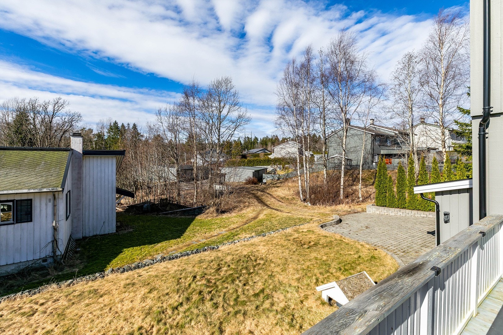 Utsyn over hagen fra terrassen. Adkomst skjer i dag over grøntareal. Eiendommen har tinglyst bruksrett til parkeringsplass i felles garasjerekke nedenfor. Galleribilde