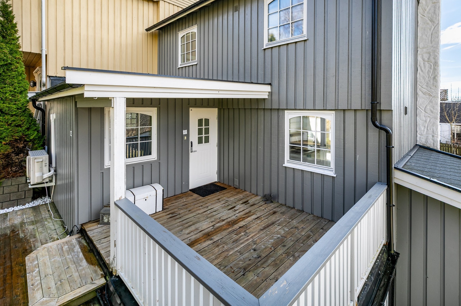Terrasser er anlagt også på inngangssiden. Disse er mer tilbaketrukne og skjermede alternativer til de store og solfylte på motsatt side. Galleribilde