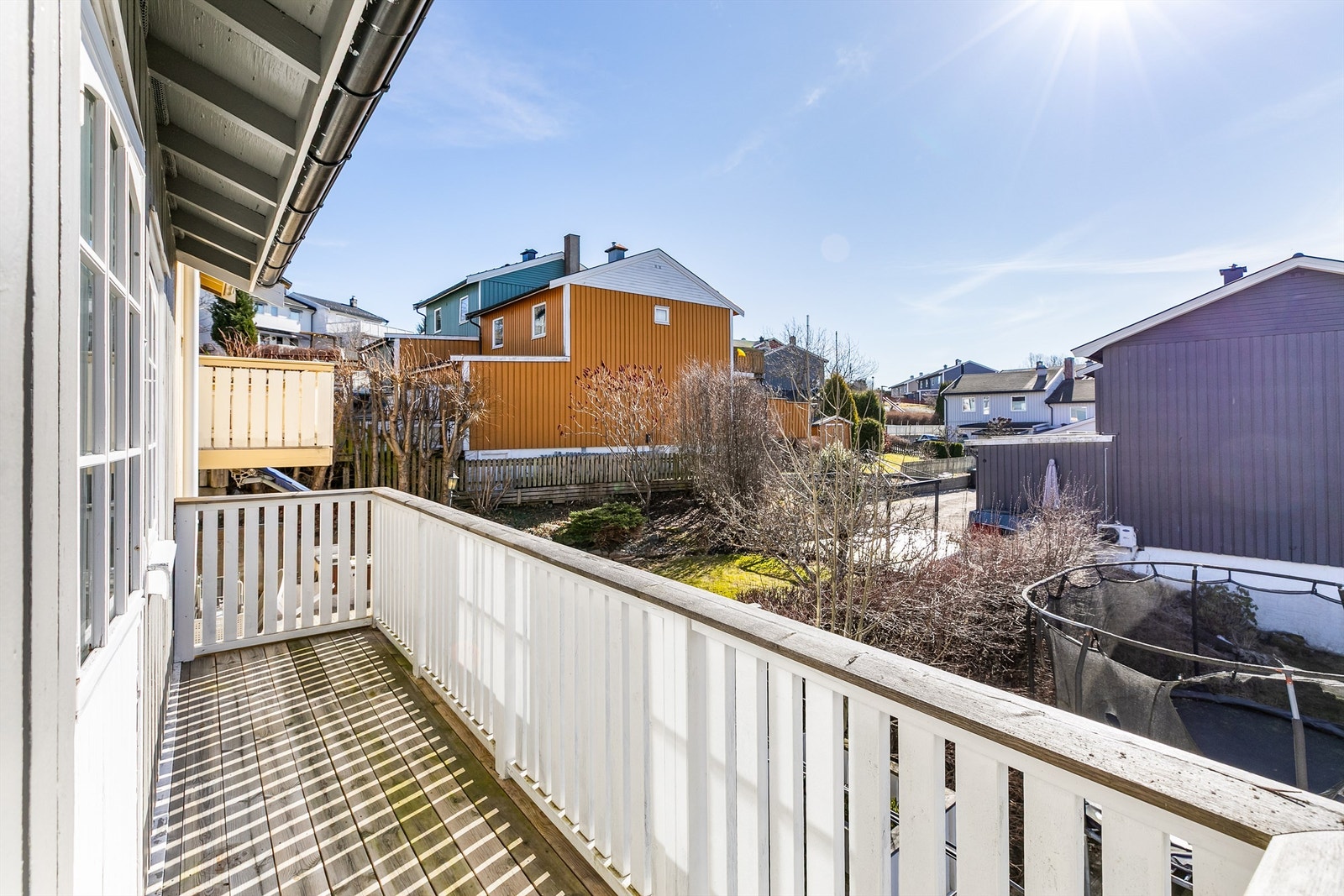 Balkongen er på ca. 5 kvm. og ble gjenoppført rundt 2022. Her er det sol store deler av dagen. Galleribilde