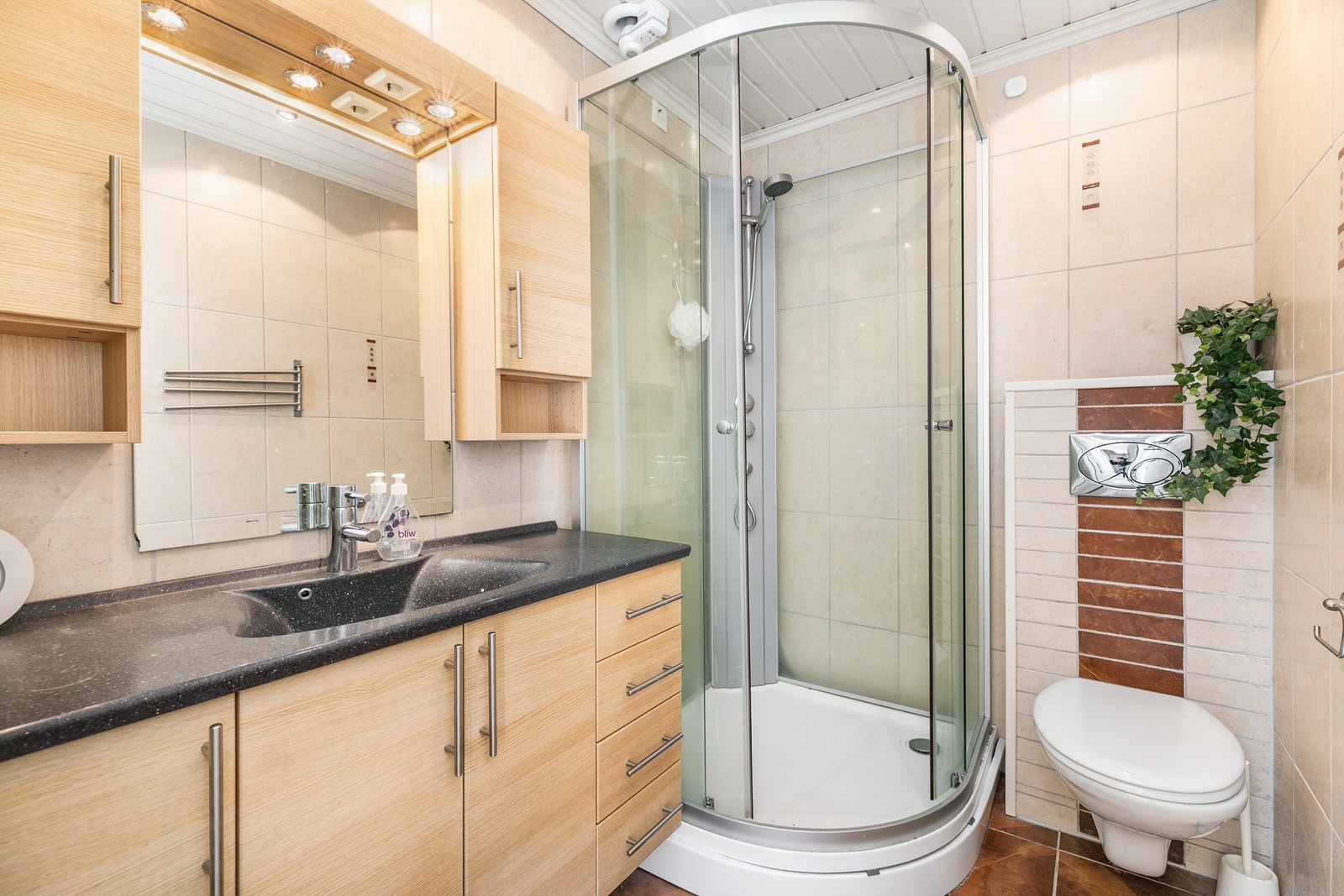 Badet ble trolig modernisert på begynnelsen av 2000-tallet, men bærer ikke preg av faglig god utførelse. Fornyelse/renovering bør påregnes. Galleribilde