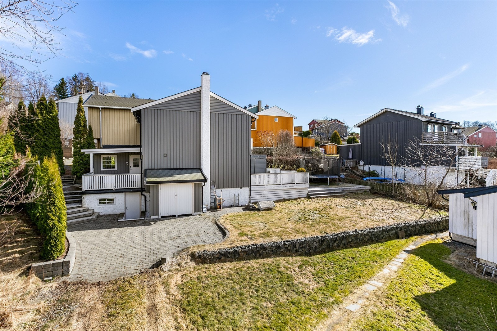 Tomten er på 377 kvm. og opparbeidet med blant annet en planert, lettstelt hage og gårdsplass i belegningsstein. Galleribilde