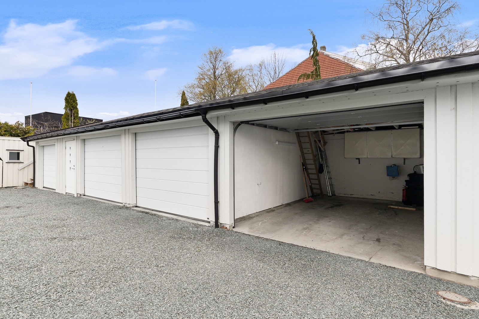 Parkering i egen garasje med praktisk hems for lagring. Galleribilde