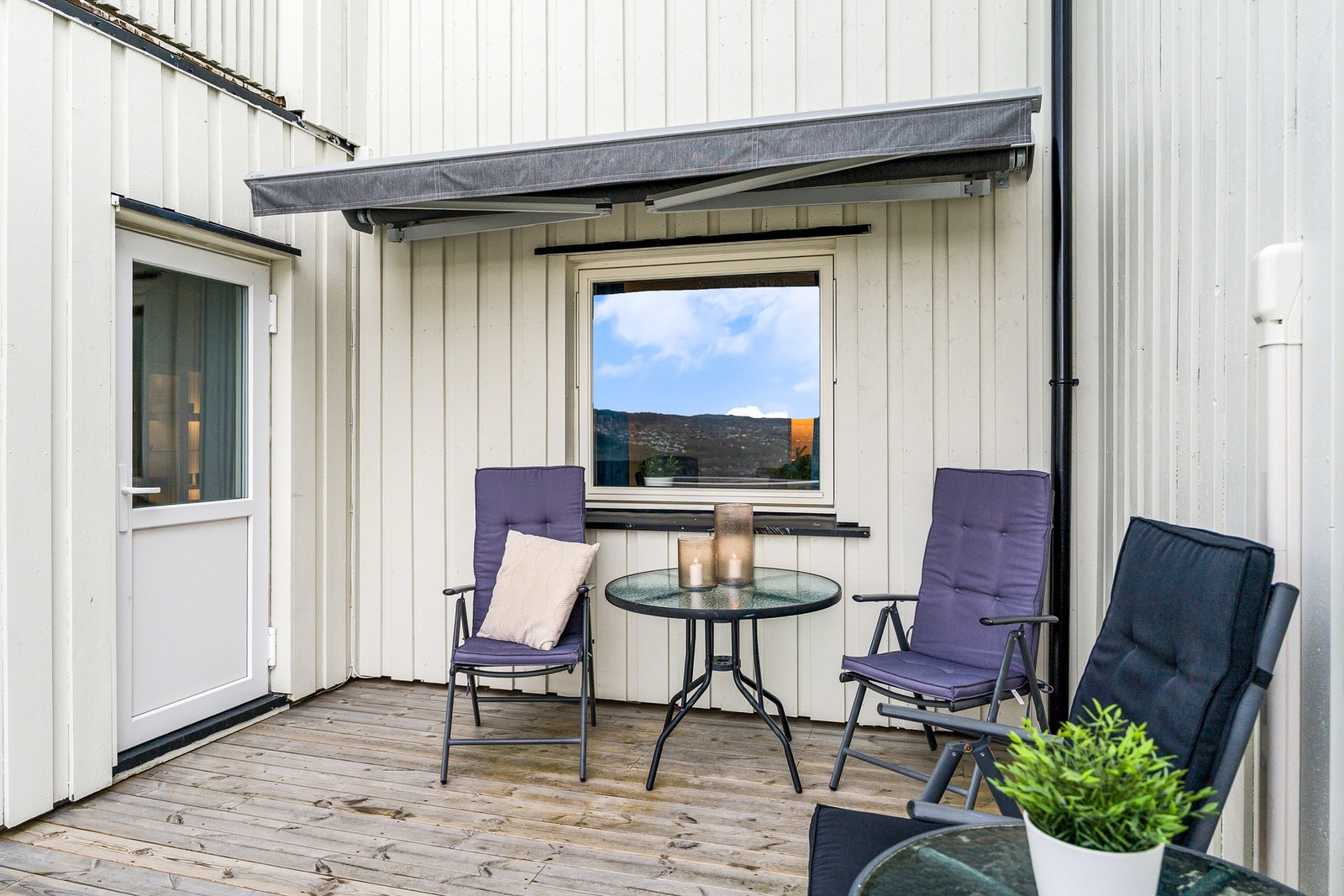 Stor uteplass med gode muligheter for flere sofagrupper. Galleribilde