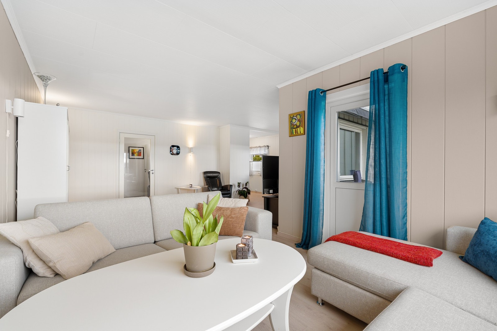 Romslig oppholdsrom på 33,5 m². Galleribilde