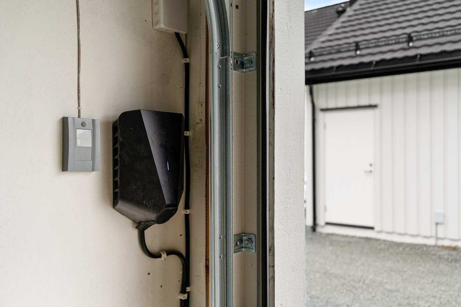 Garasje med installert elbillader. Galleribilde