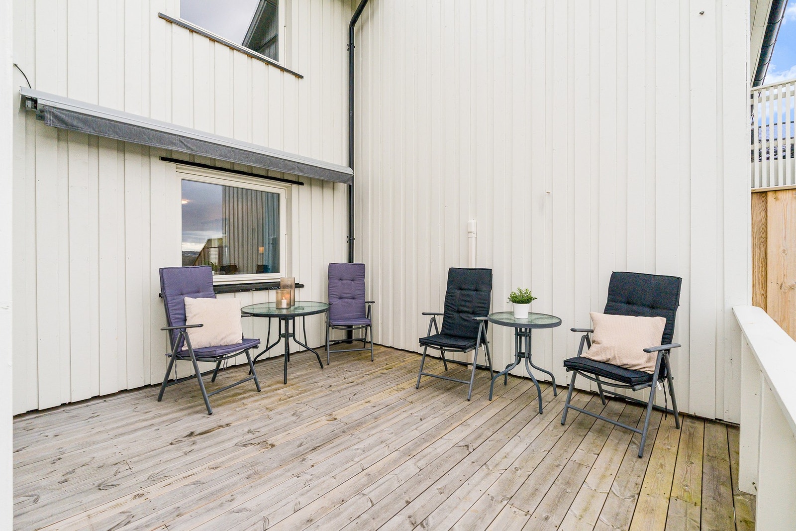 Terrassen er på 14 m² med solskjerming med Screen og terrassemarkise. Galleribilde