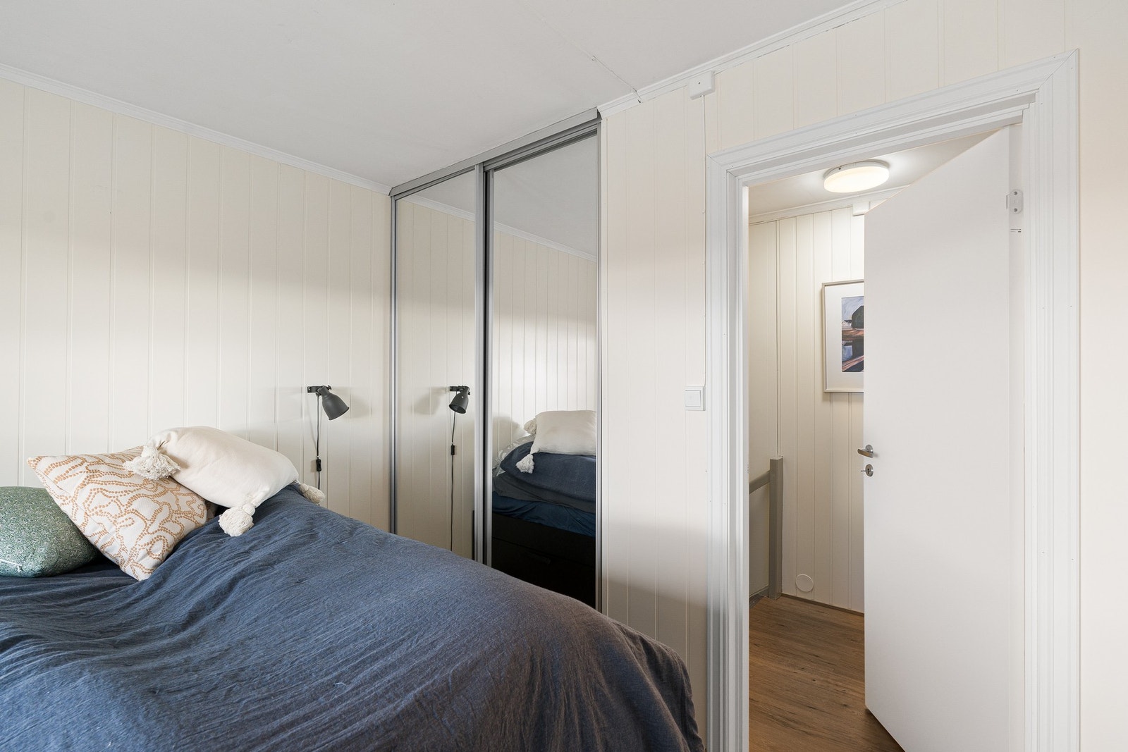 Romslig soverom på 9 m² med god plass til dobbeltseng og skyvedørsgarderobe. Galleribilde