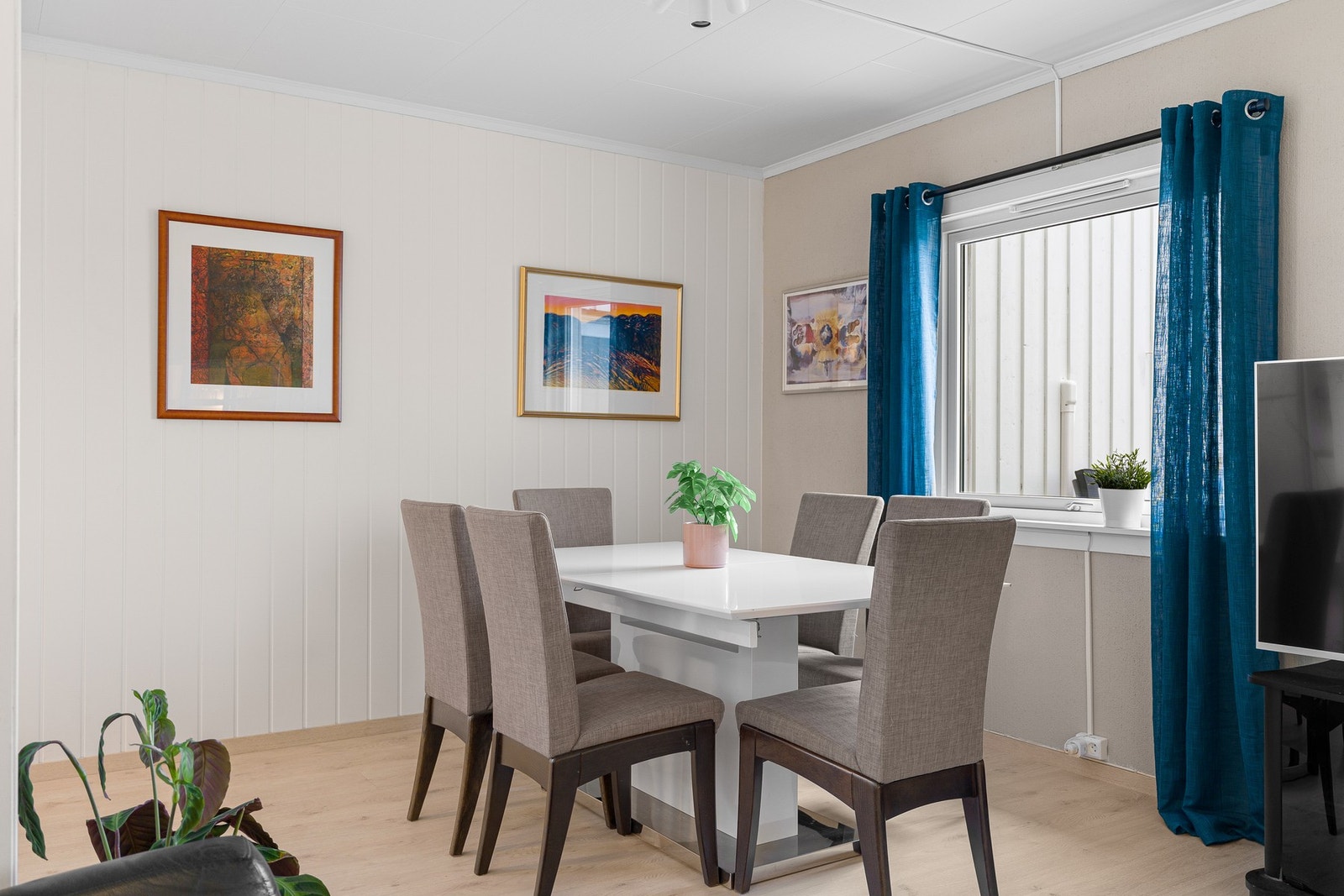 Rikelig med plass til langbord, perfekt for sosiale sammenkomster med venner og familie. Galleribilde