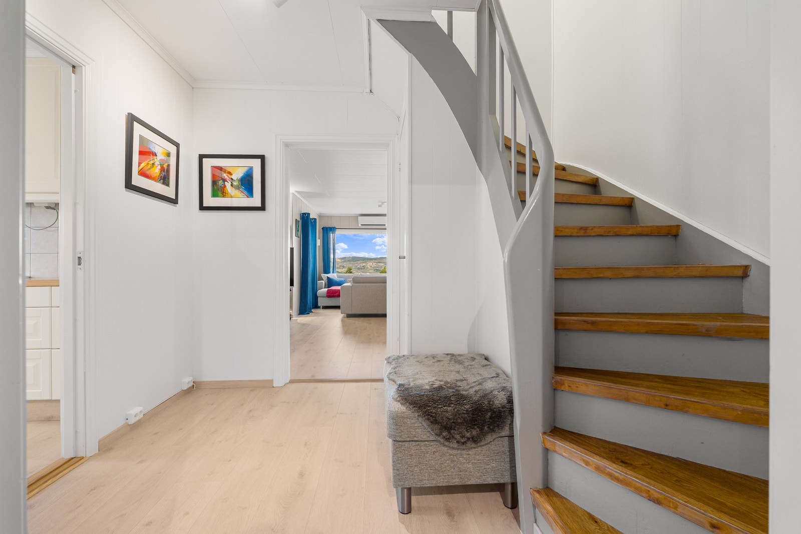 Innbydende gang med trapp og god flyt til boligens øvrige rom. Galleribilde