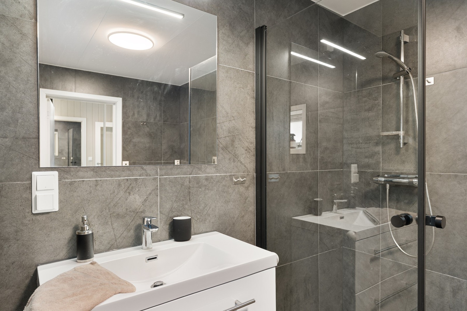 Badet er utstyrt med komfortabel gulvvarme. Galleribilde