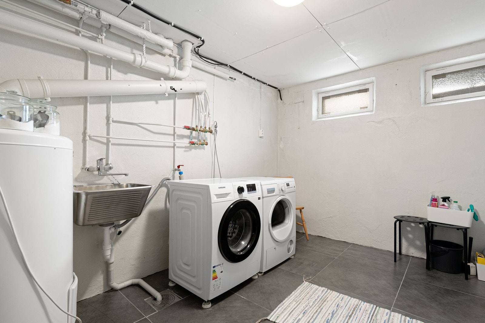 Eget vaskerom utstyrt med opplegg for vaskemaskin, utslagsvask og naturlig avtrekk. Galleribilde