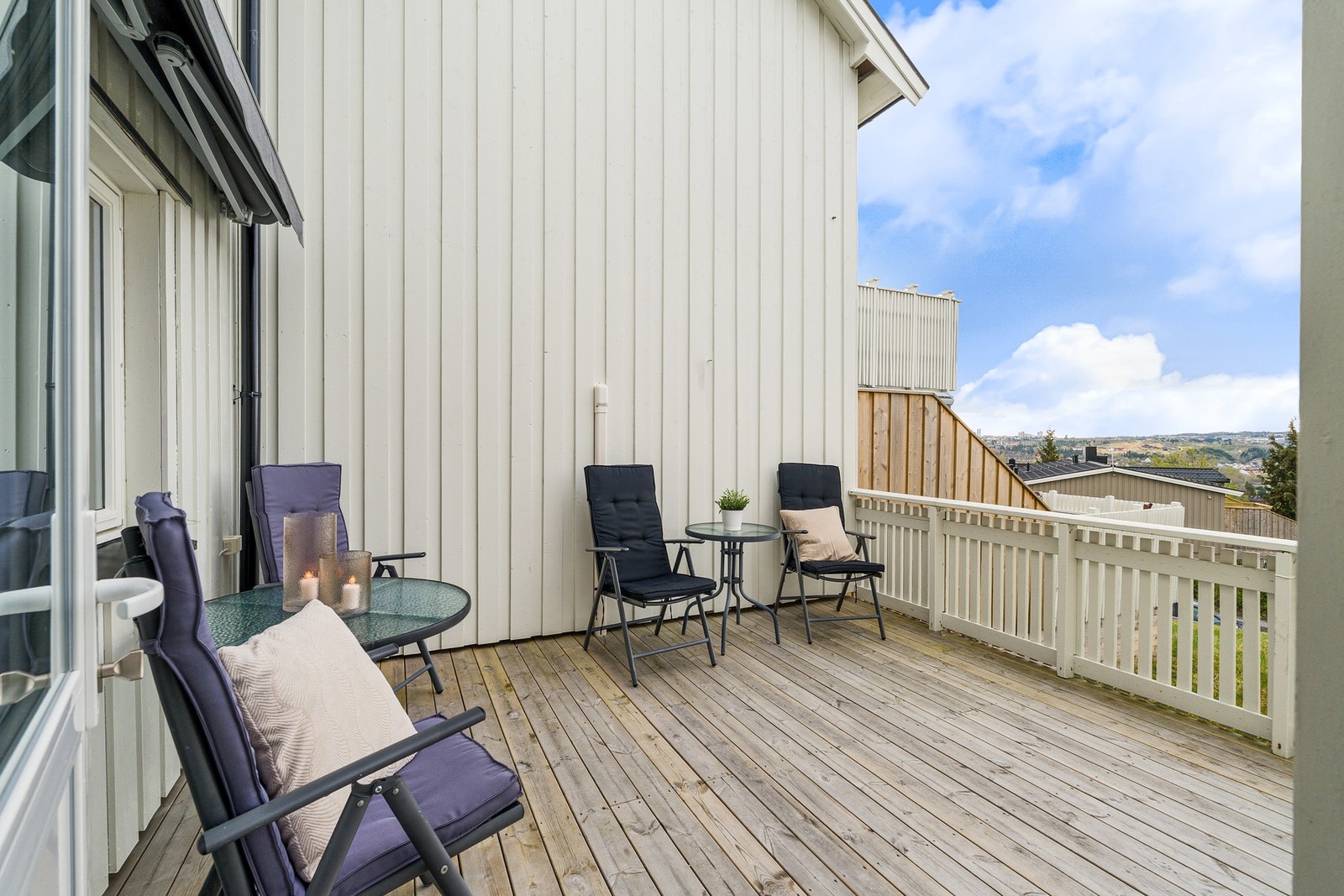 Flott vestvendt terrasse med svært gode solforhold. Galleribilde