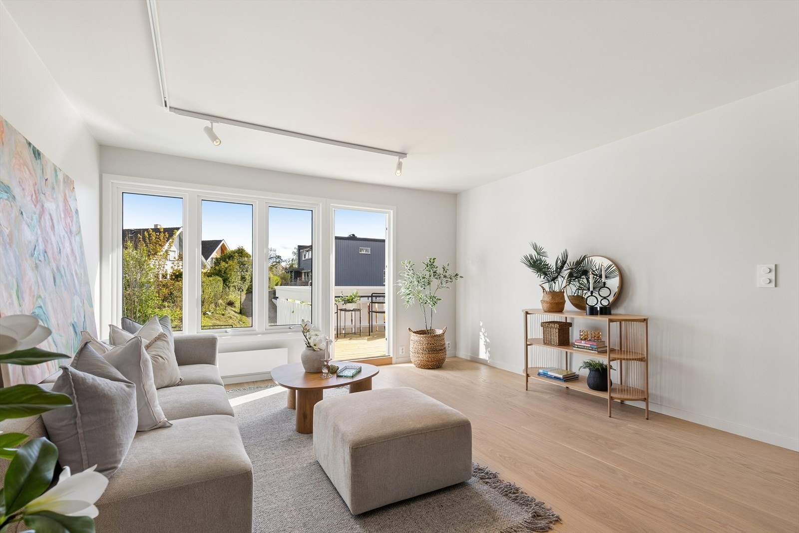 Adkomst til veranda på ca. 10 m2 med nytt gelender og nytt dekke, et ekstra "rom" i sommerhalvåret. Galleribilde