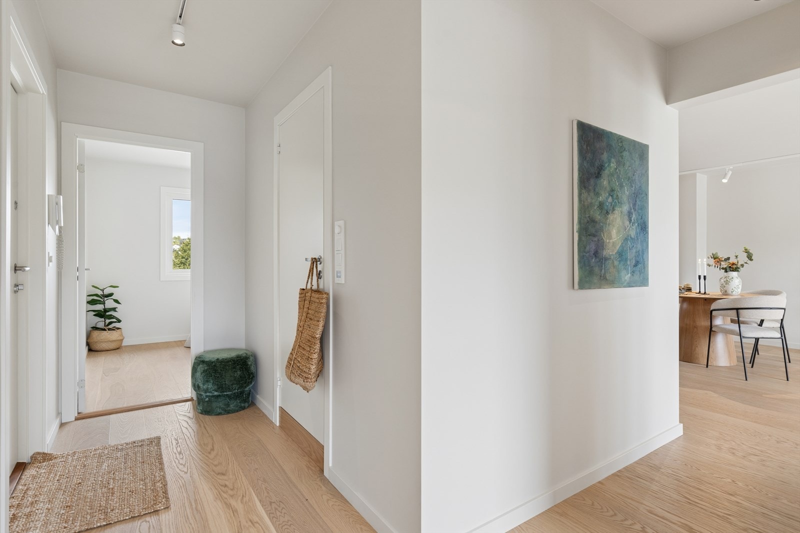 Det vakre gulvet går gjennom hele boligen. Galleribilde
