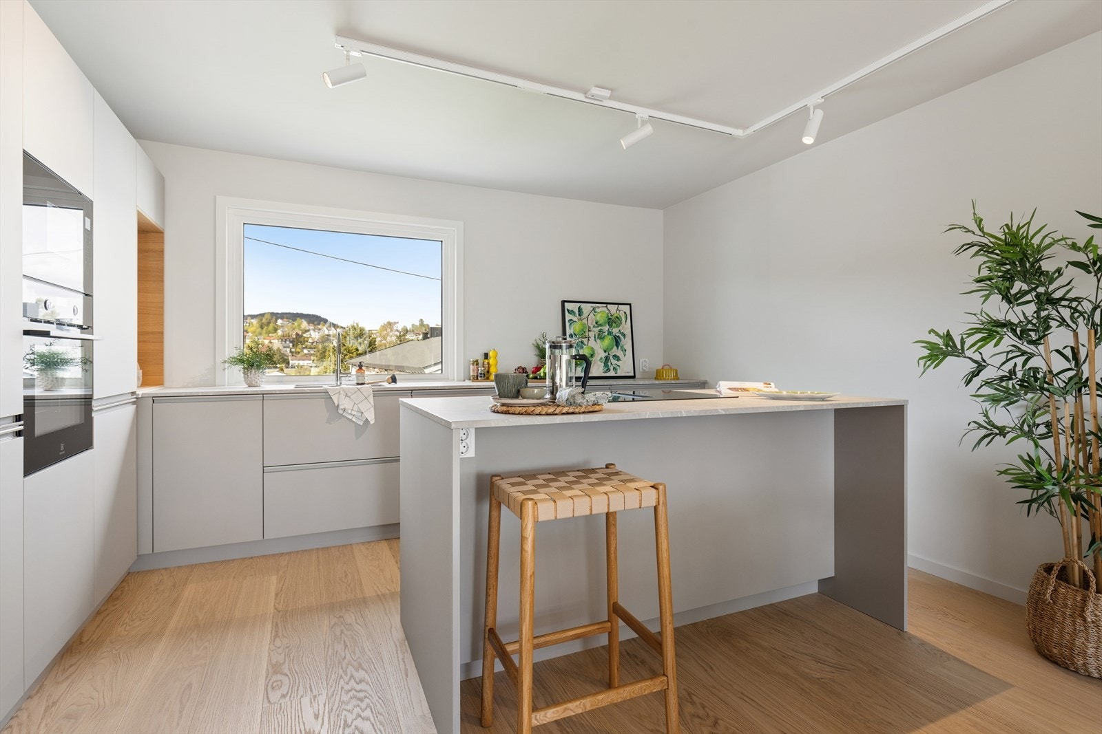 Kjøkken med stor øy, praktisk og elegant. Galleribilde