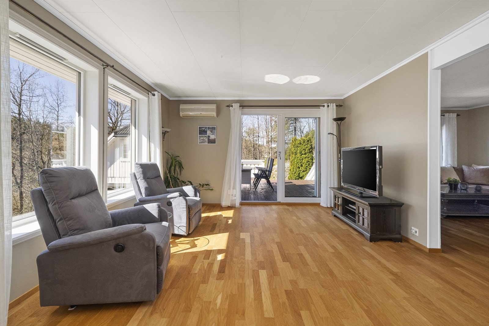 Fra stue er det utgang til terrasse Galleribilde