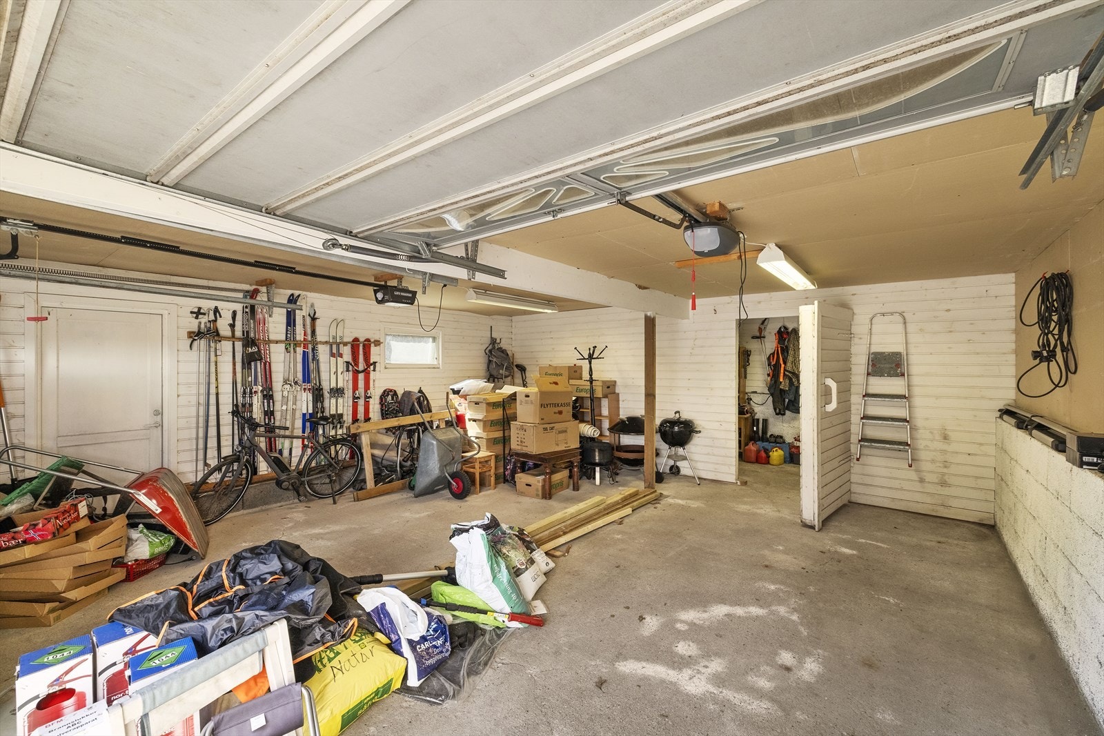 Romslig garasje med bod i bakkant Galleribilde