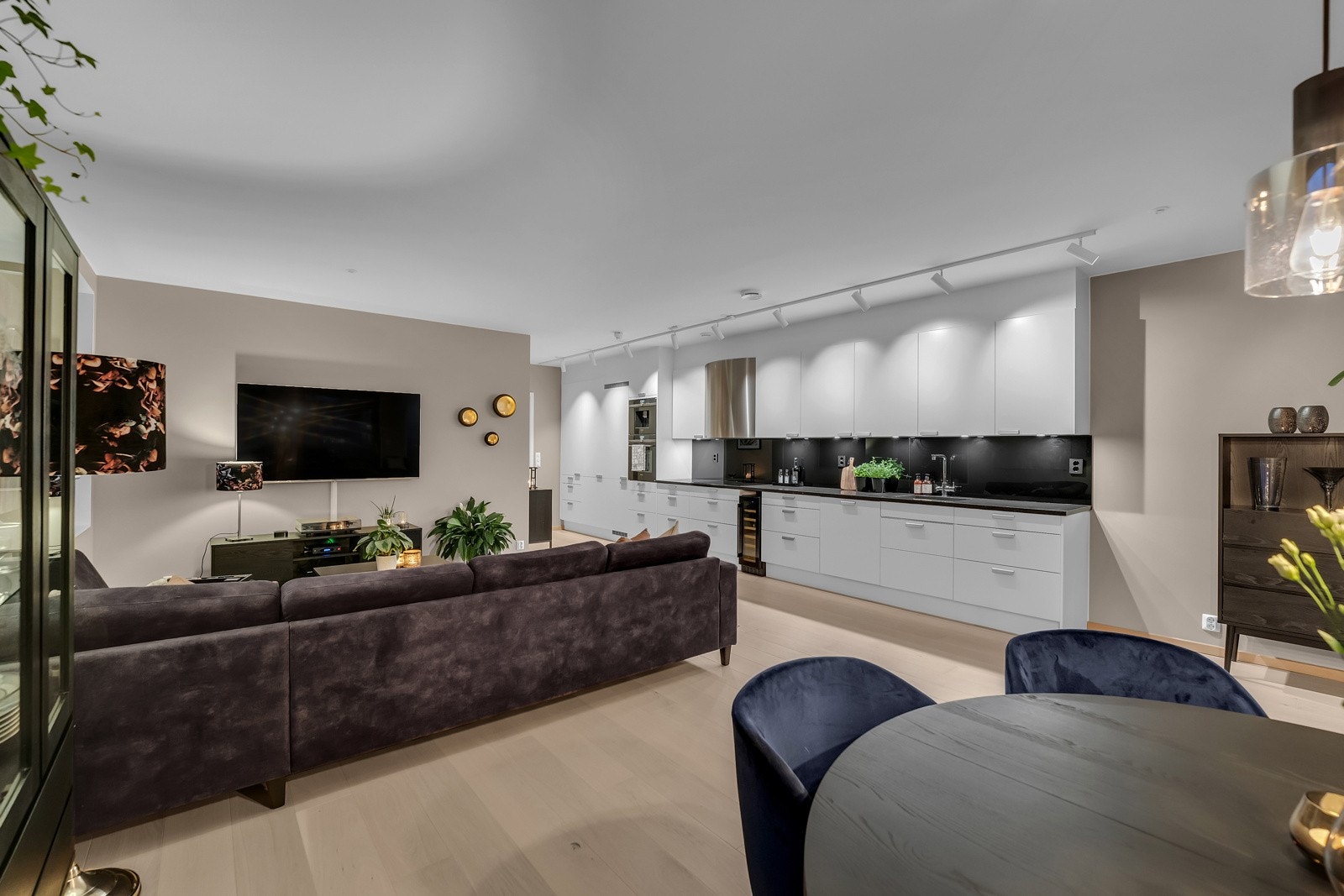 Påkostet kjøkkenet med lekkert design, gode benkeflater og rikelig med oppbevaringsplass Galleribilde