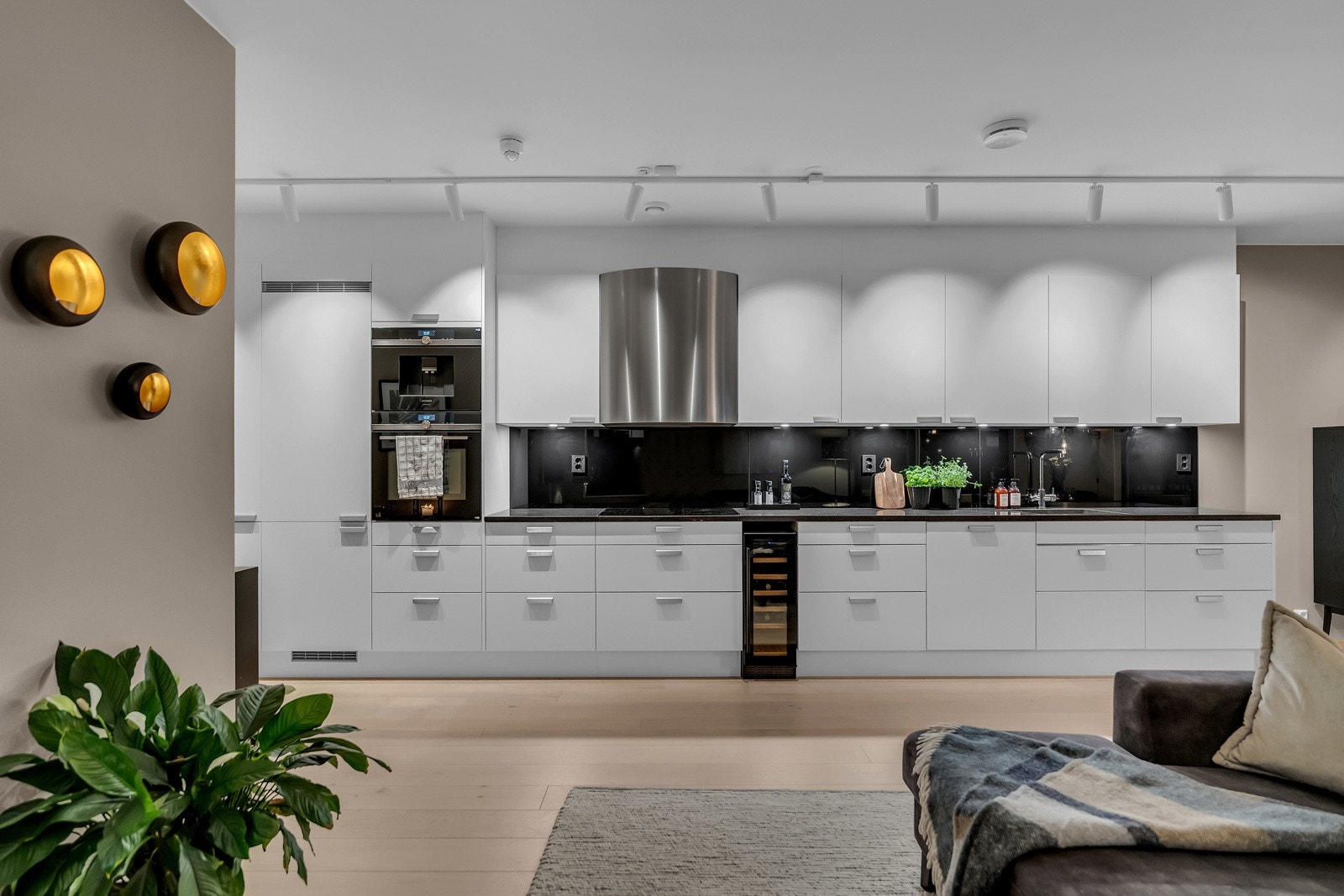 Kjøkkenet er utstyrt med integrerte hvitevarer som kaffemaskin, oppvaskmaskin, kjøl-/fryseskap, stekeovn og induksjonstopp, samt ventilator, komfyrvakt og benkestikk. Galleribilde