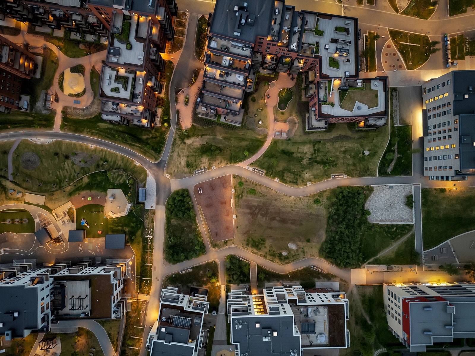 Leiligheten ligger rett ved Skårerbyen, som byr på en fantastisk, ny bypark på hele 15 000 kvm. Byparken vil få flere ballplasser, og Skårersletta skal utvikles til å bli en hyggelig bygate med møteplasser, aktivitet og folkeliv Galleribilde