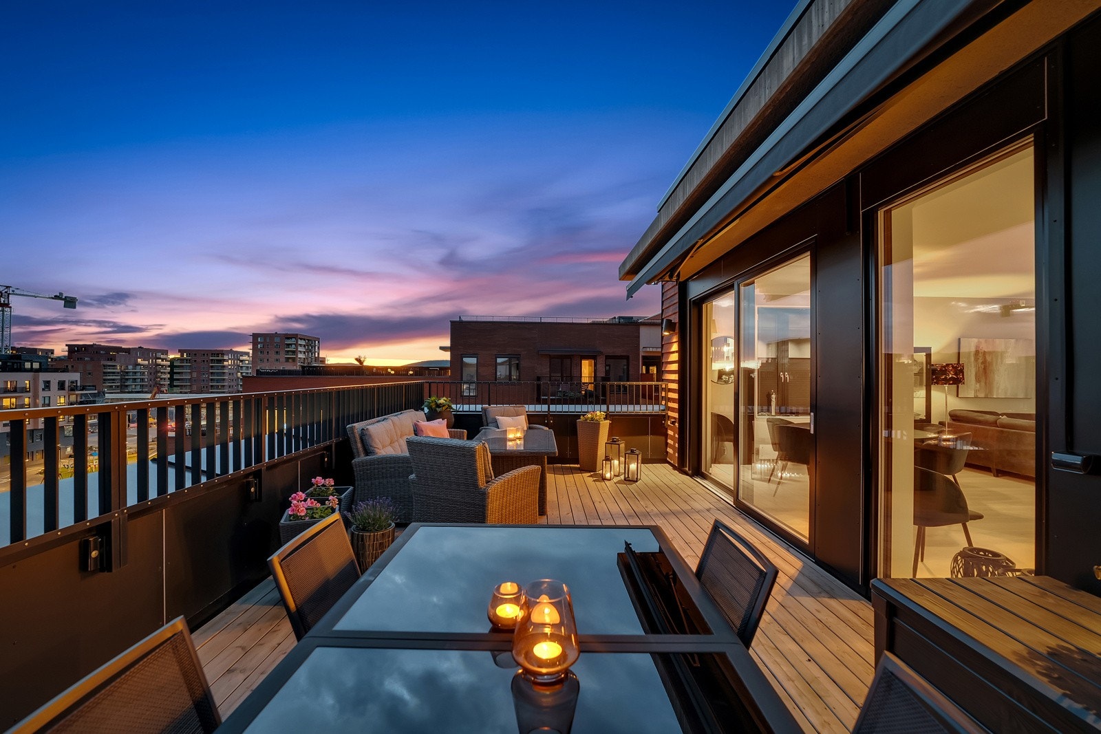 Vestvendt takterrasse på ca. 26 kvm. I et lite overbygg er det montert en bred markise, og på husveggen er det både utestikk og moderne utebelysning Galleribilde