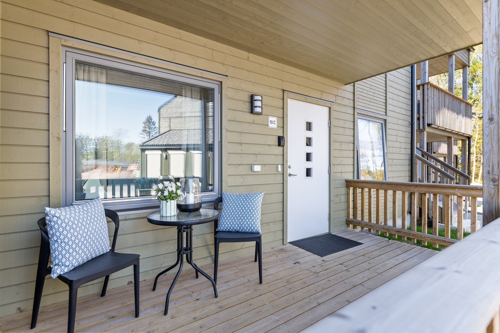 Utenfor inngangspartiet finner du en hyggelig uteplass med plass til cafésett. Galleribilde