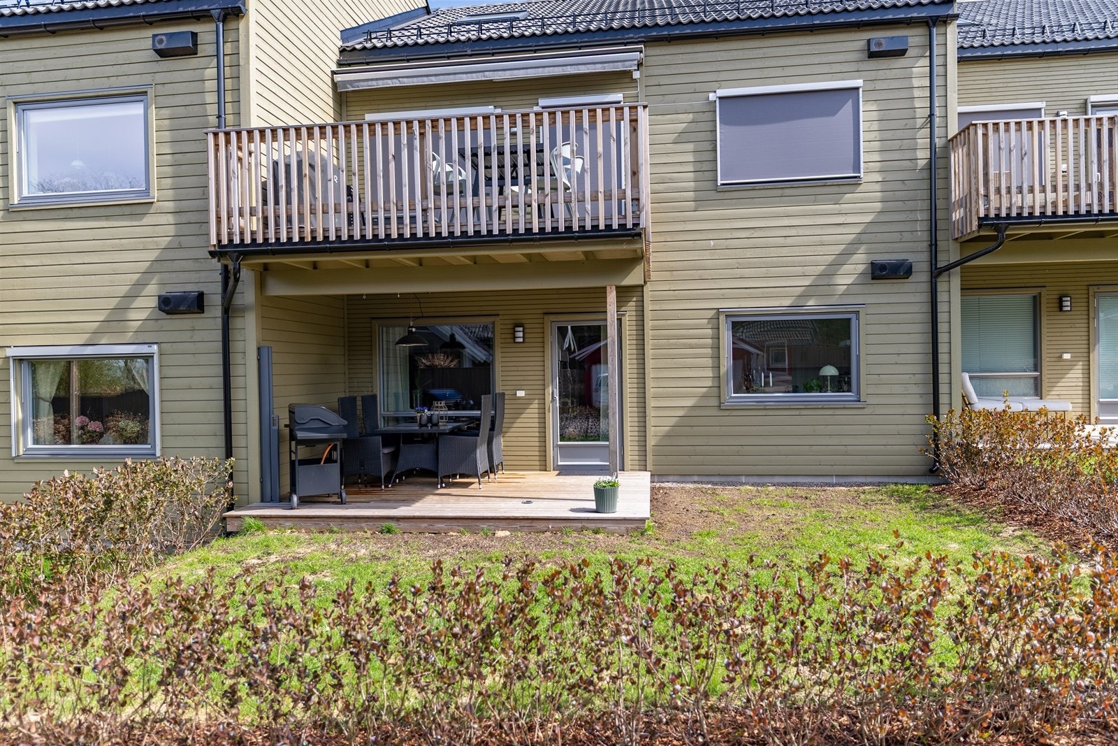 I tillegg får du en liten hage i bakkant, ideell for morgenkaffen, små hageprosjekter eller en lun sitteplass i grønne omgivelser. Galleribilde