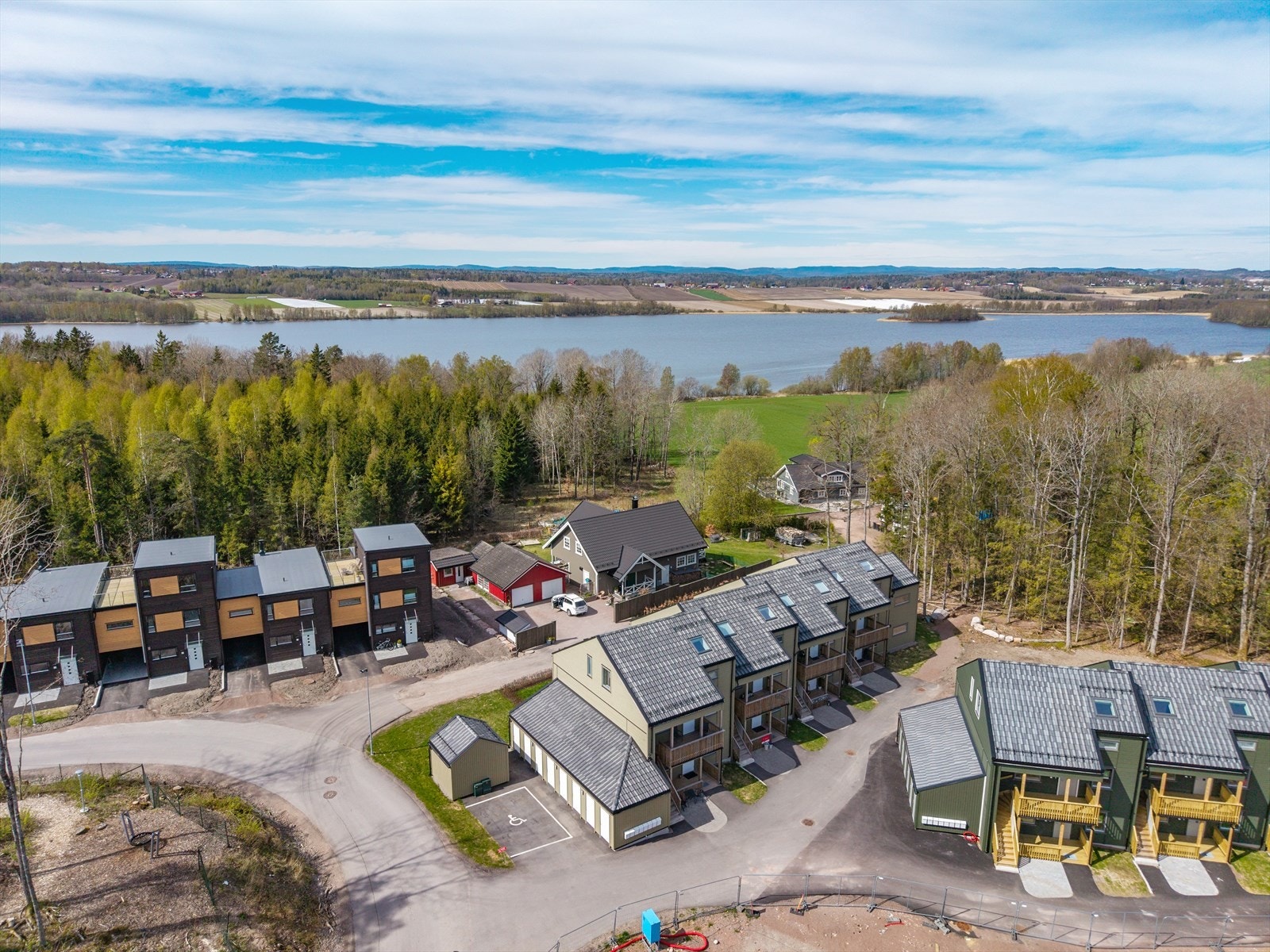Her får du en moderne, lettstelt og gjennomført leilighet med kvaliteter som passer spesielt godt for både førstegangskjøpere og godt voksne som vil ha enkel trappefri hverdag. Galleribilde