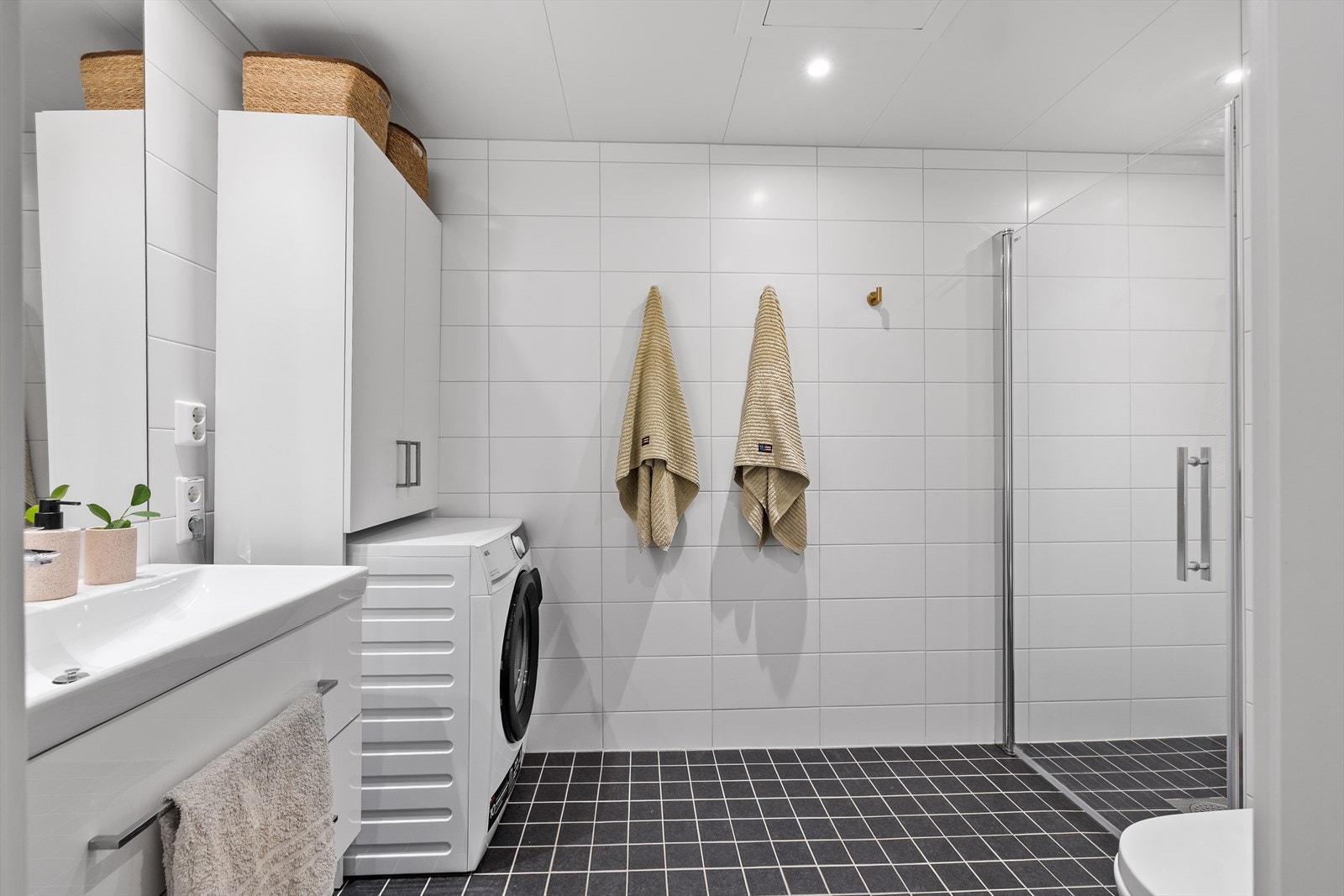 På badet får man en behagelig start på dagen med deilig gulvvarme og godt albuerom både innenfor og utenfor dusjen. Galleribilde