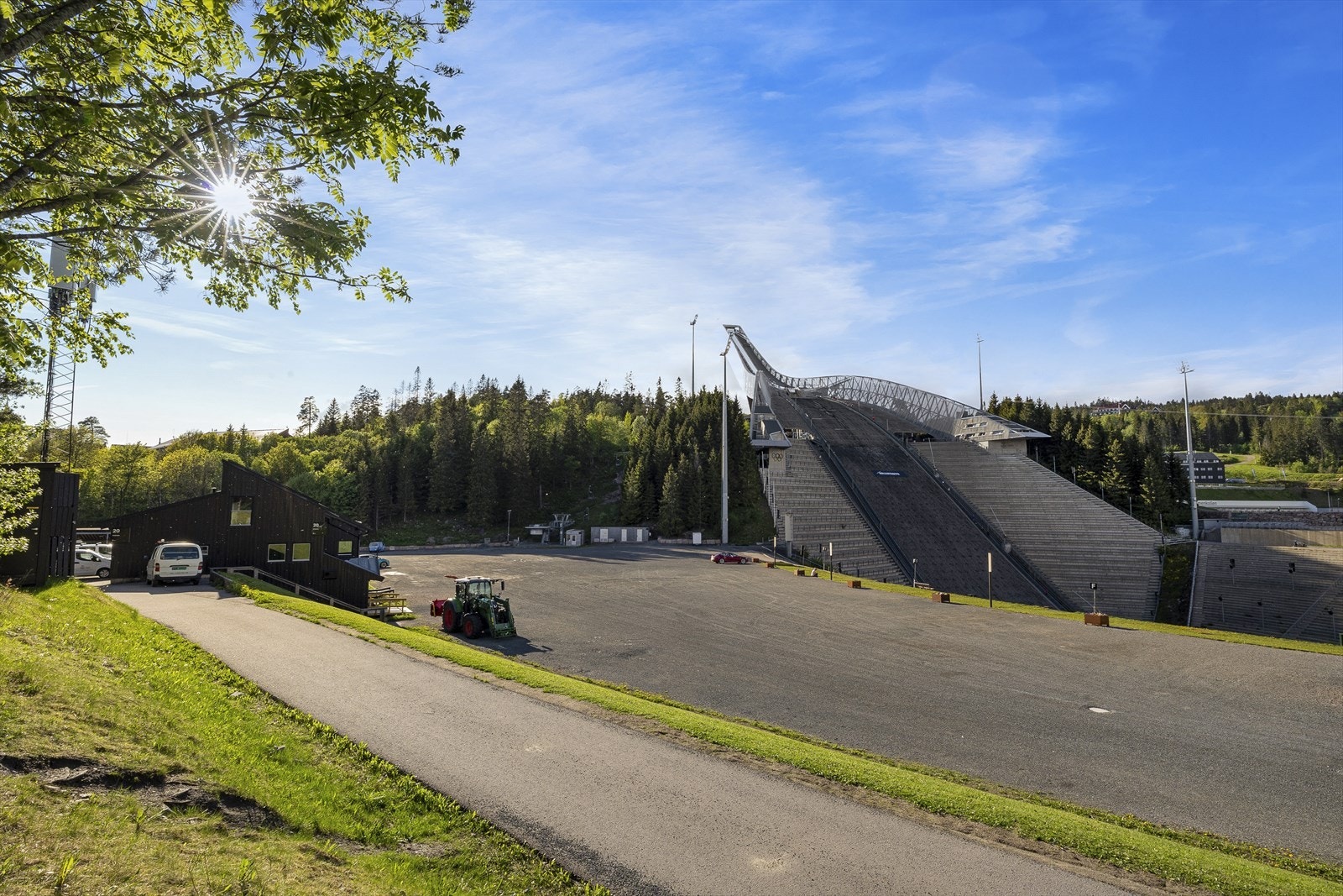 Det er gangavstand til Holmenkollen Nasjonalanlegg med skiløyper, skiskytteranlegg, rulleskibane og fantastiske Holmenkollbakken Galleribilde